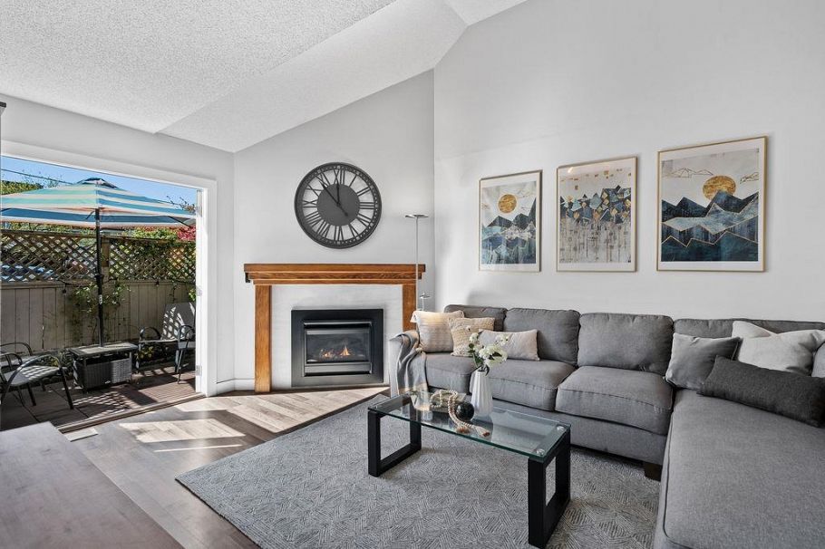 26 230 W 15th Street North Vancouver, BC - 1