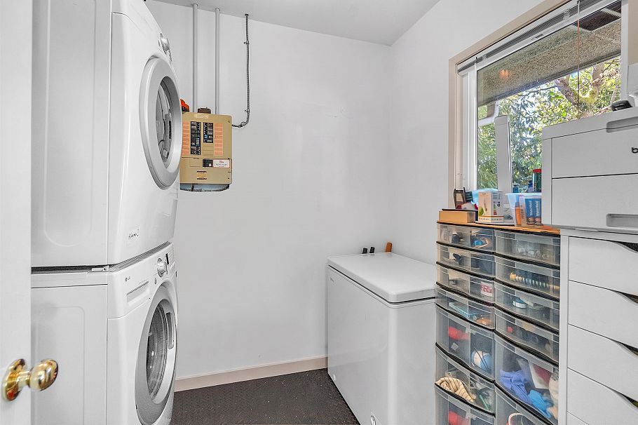 825 W 20th Street North Vancouver, BC - 18