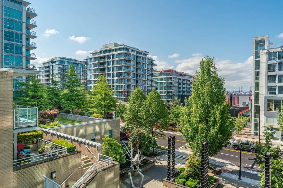 401 138 E Esplanade North Vancouver, BC - 1