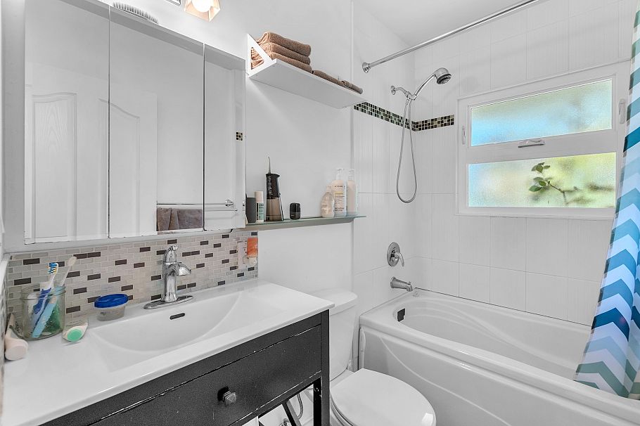 825 W 20th Street North Vancouver, BC - 17