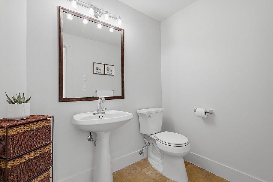 2761 E 53rd Avenue Vancouver, BC - 3