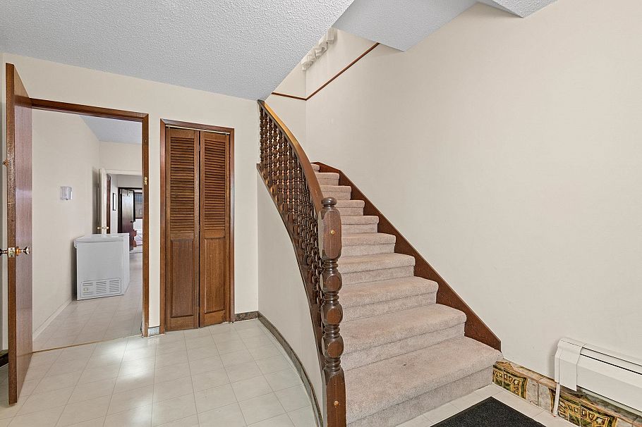 2225 E 35th Avenue Vancouver, BC - 5