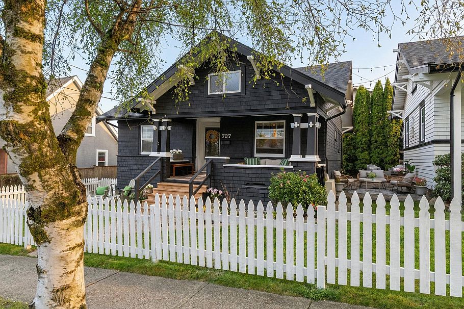 737-745 St. Andrews Avenue North Vancouver, BC - 1