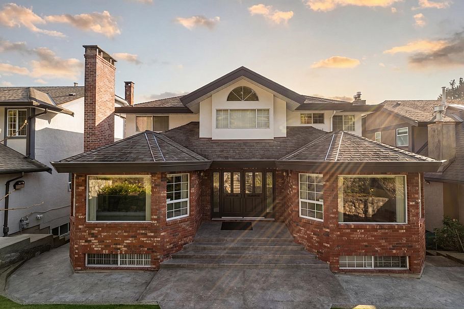 547 Tempe Crescent North Vancouver, BC - 1