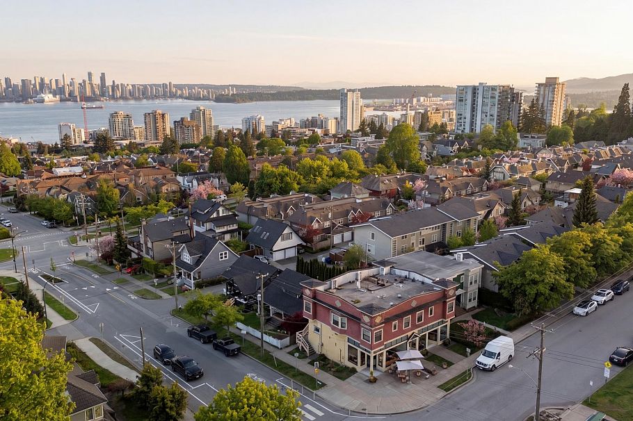 737-745 St. Andrews Avenue North Vancouver, BC - 38