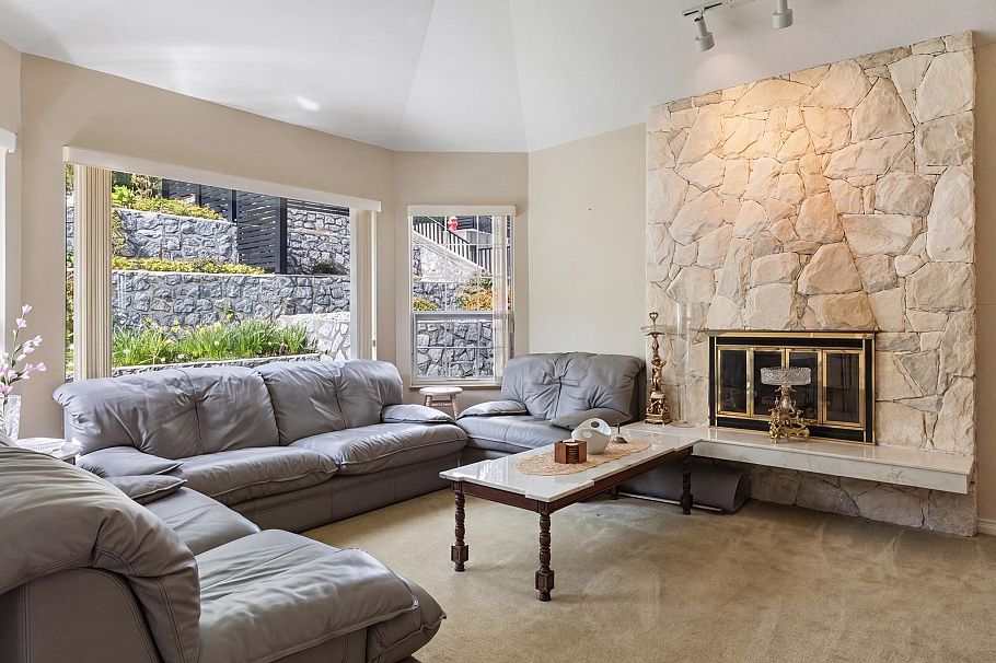 547 Tempe Crescent North Vancouver, BC - 2