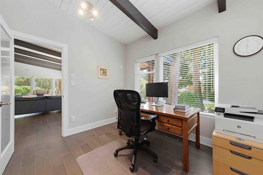 672 E St James Road North Vancouver, BC - 40