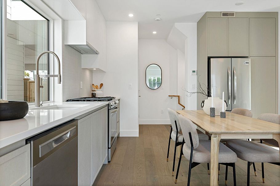 1 328 W 14th Street North Vancouver, BC - 6