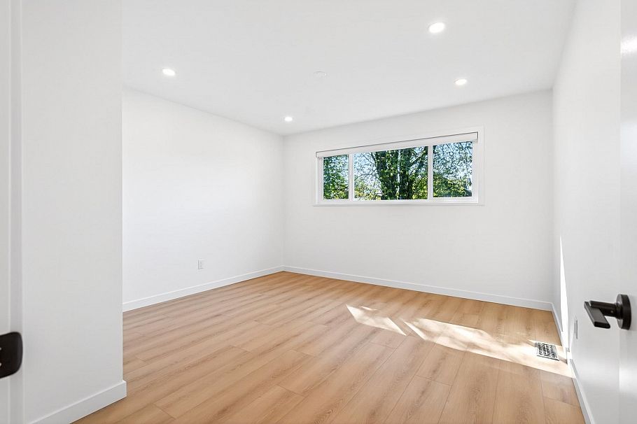 2085 Waverley Avenue Vancouver, BC - 20