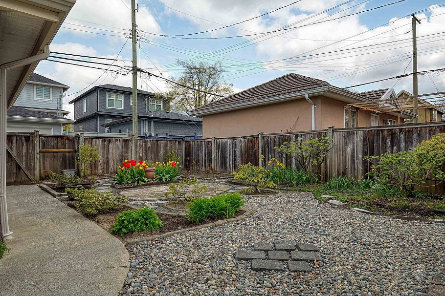 2761 E 53rd Avenue Vancouver, BC - 35