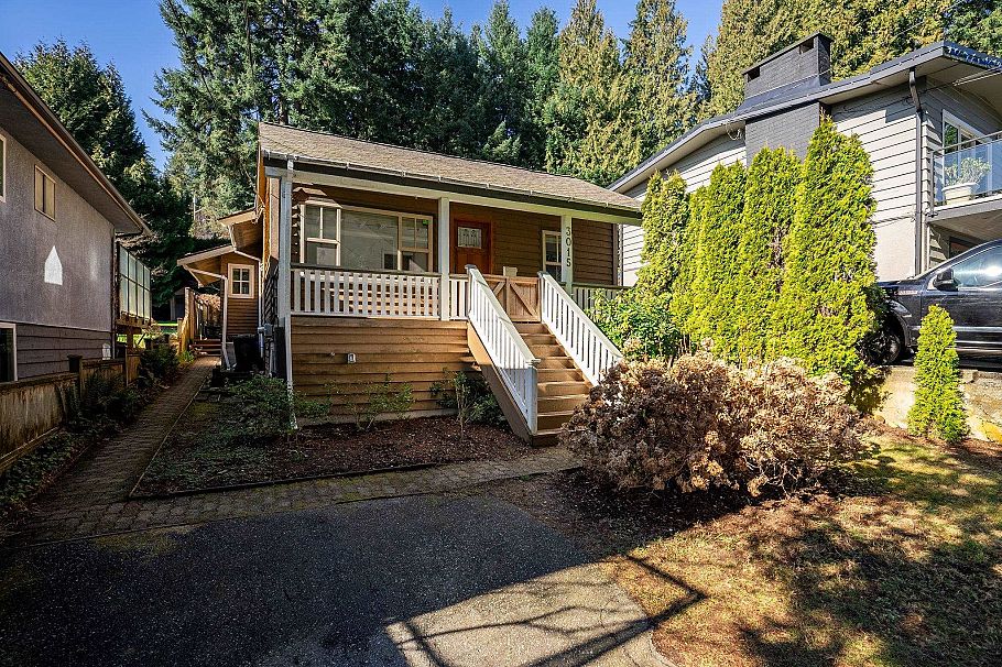 3015 Royal Avenue North Vancouver, BC - 2