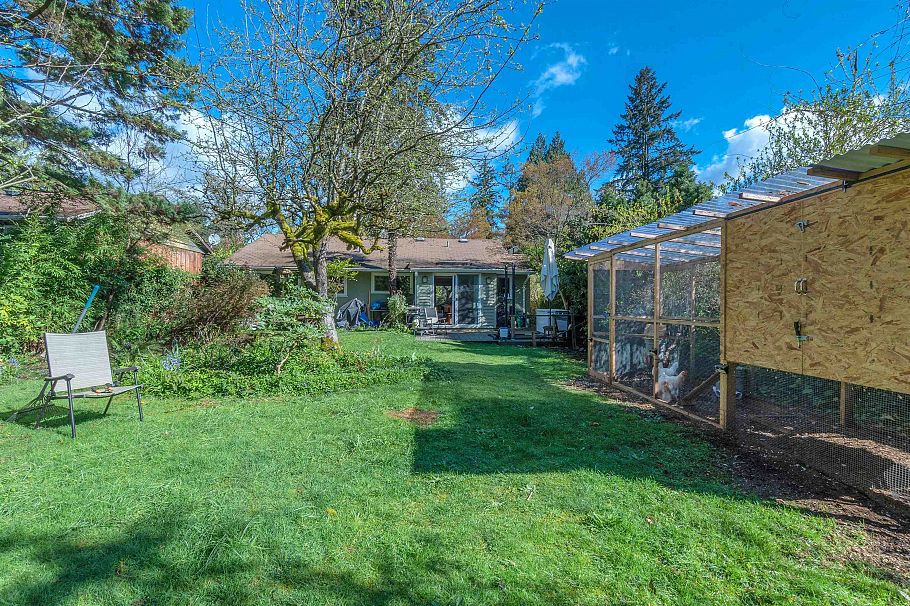 825 W 20th Street North Vancouver, BC - 3