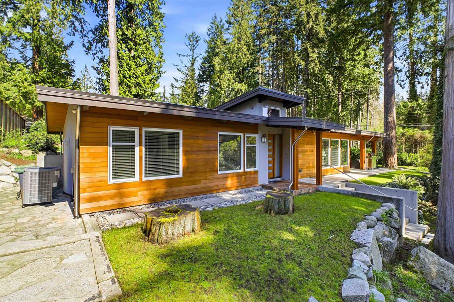 672 E St James Road North Vancouver, BC - 2