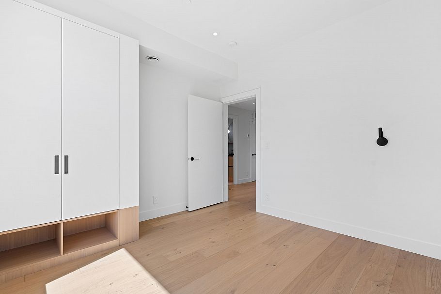 2111 E 46th Avenue Vancouver, BC - 24