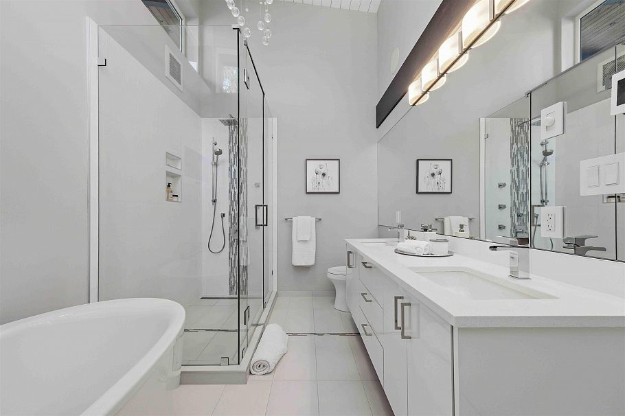 672 E St James Road North Vancouver, BC - 35