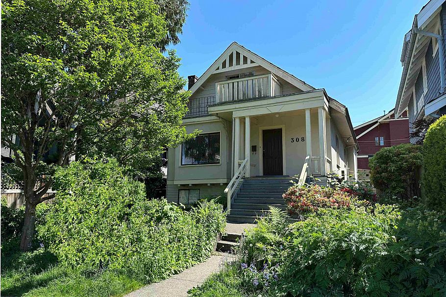 3086 W 2nd Avenue Vancouver, BC - 1