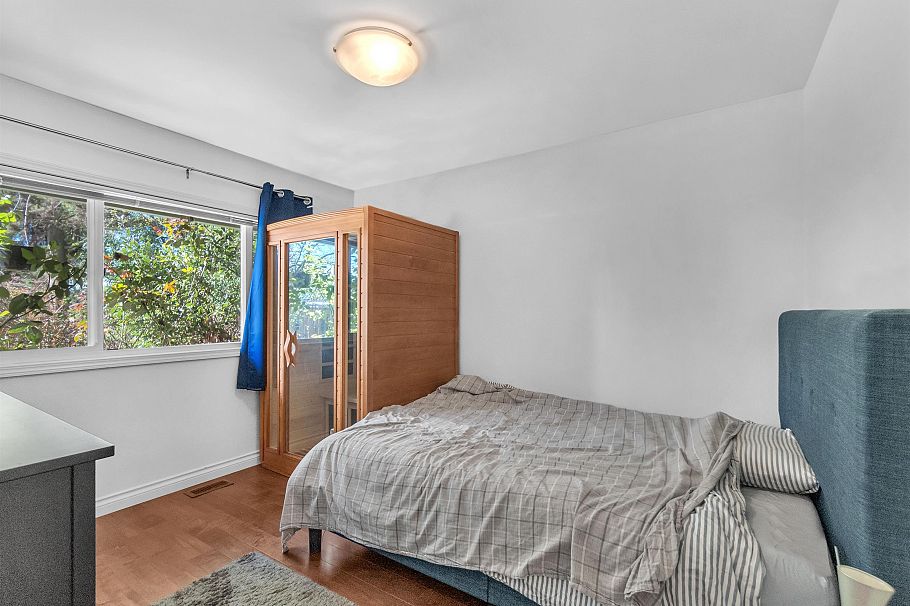 825 W 20th Street North Vancouver, BC - 16