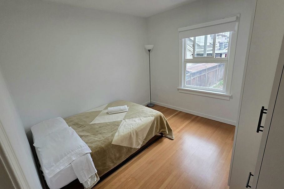 2622 Charles Street Vancouver, BC - 8