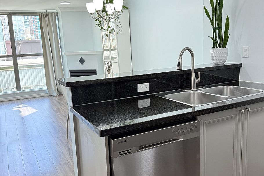 502 928 Richards Street Vancouver, BC - 14