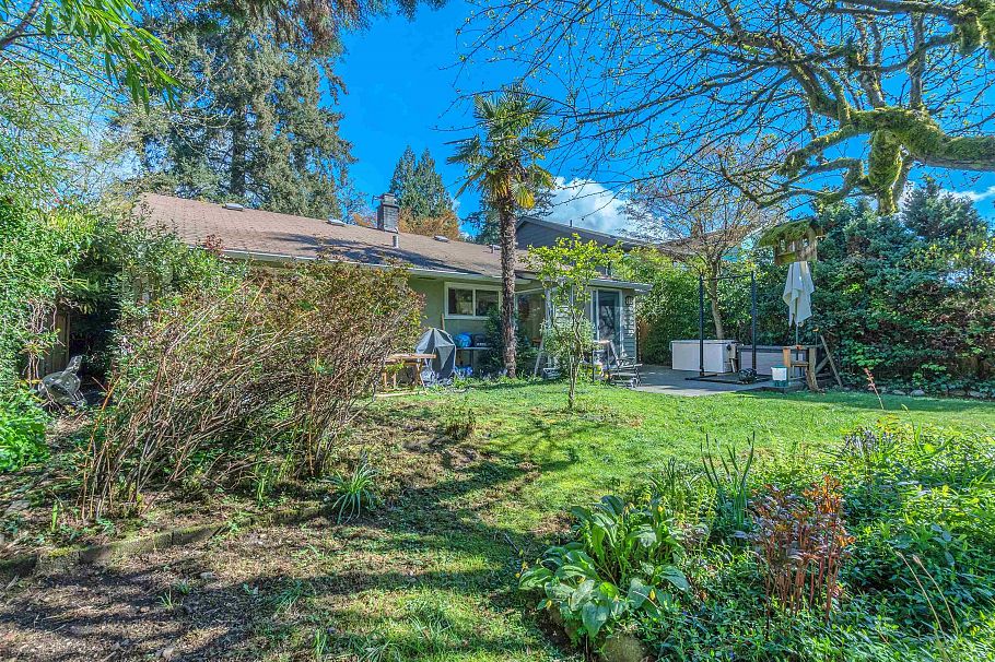 825 W 20th Street North Vancouver, BC - 20