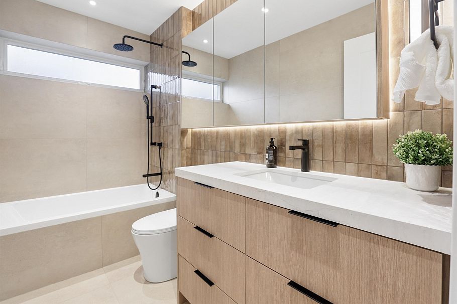 2 2130 E 2 Avenue Vancouver, BC - 18