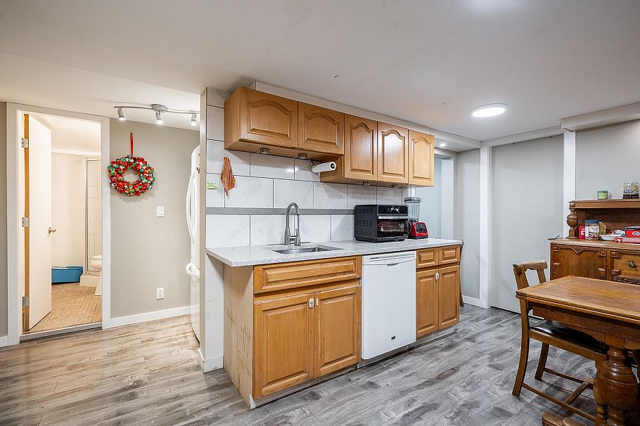 1440 Mountain Highway North Vancouver, BC - 26