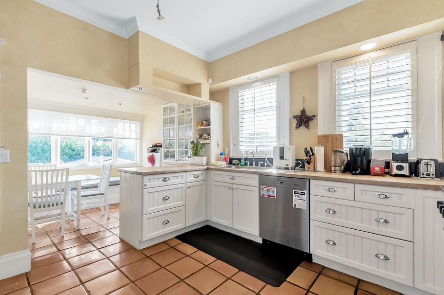 1670 W 49th Avenue Vancouver, BC - 9