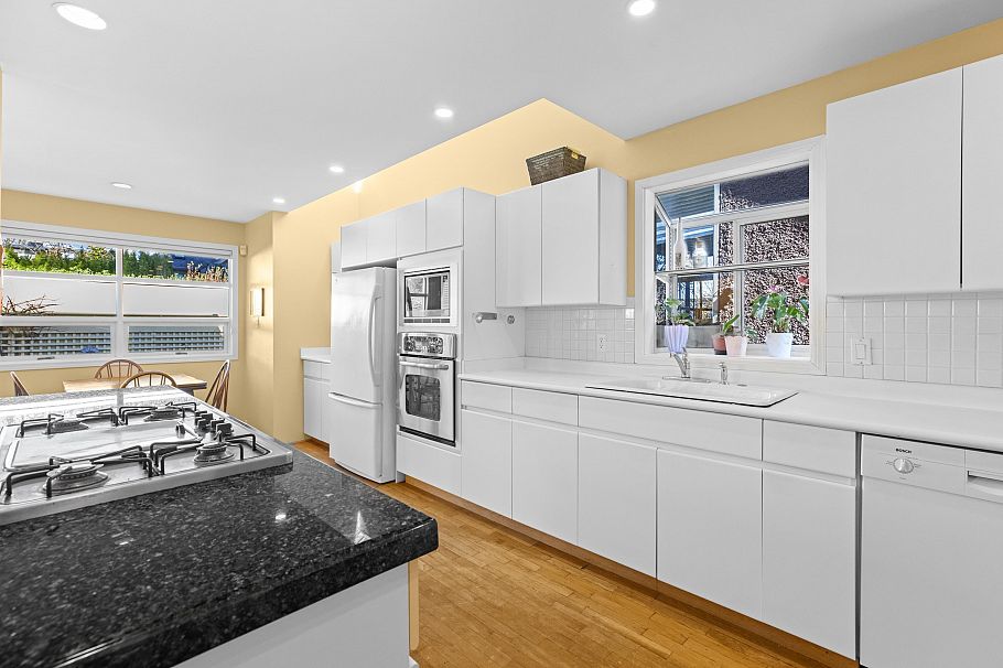 4367 W 15th Avenue Vancouver, BC - 12