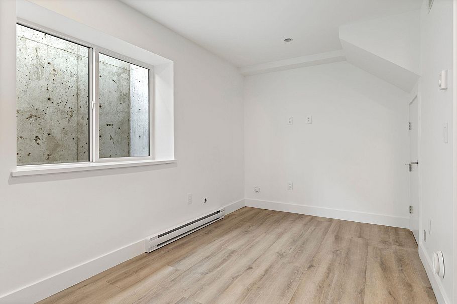 1 328 W 14th Street North Vancouver, BC - 18