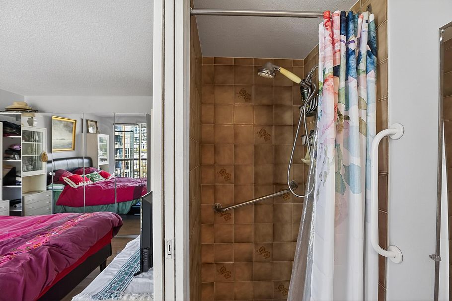 1105 701 W Victoria Park North Vancouver, BC - 34