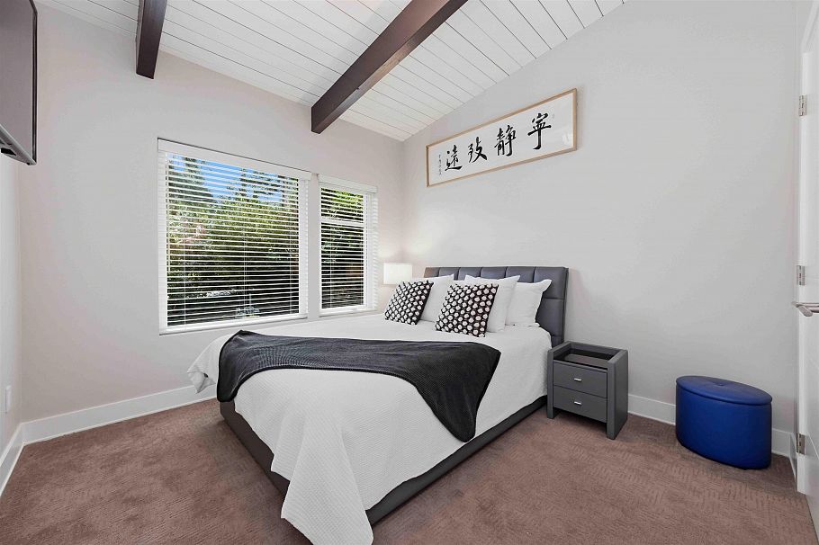 672 E St James Road North Vancouver, BC - 36