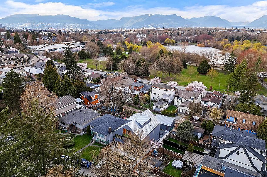 2 2091 E 20th Avenue Vancouver, BC - 1