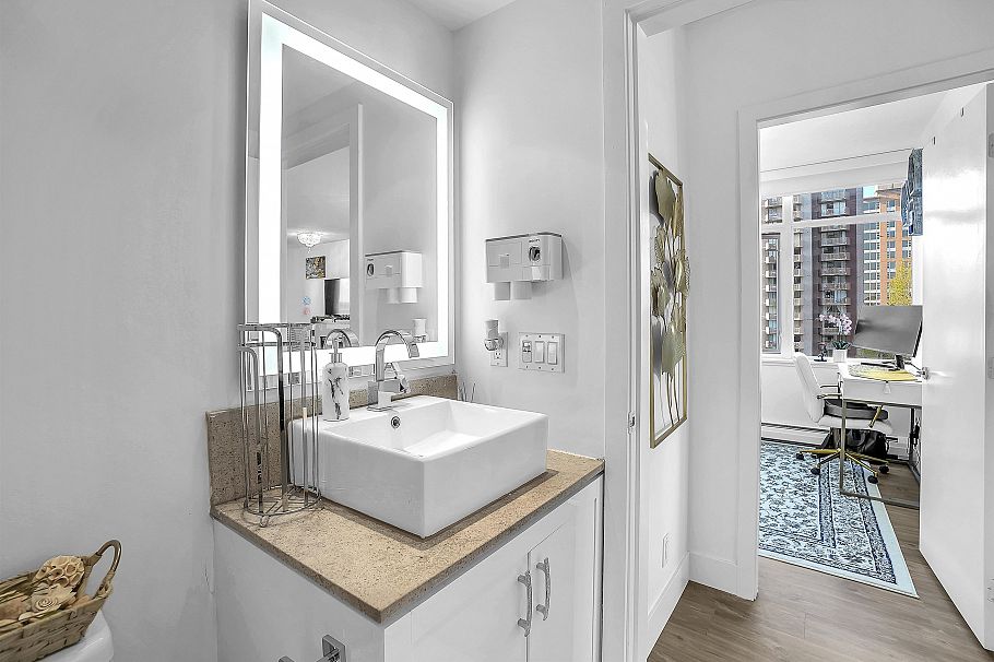 802 158 W 13th Street North Vancouver, BC - 31