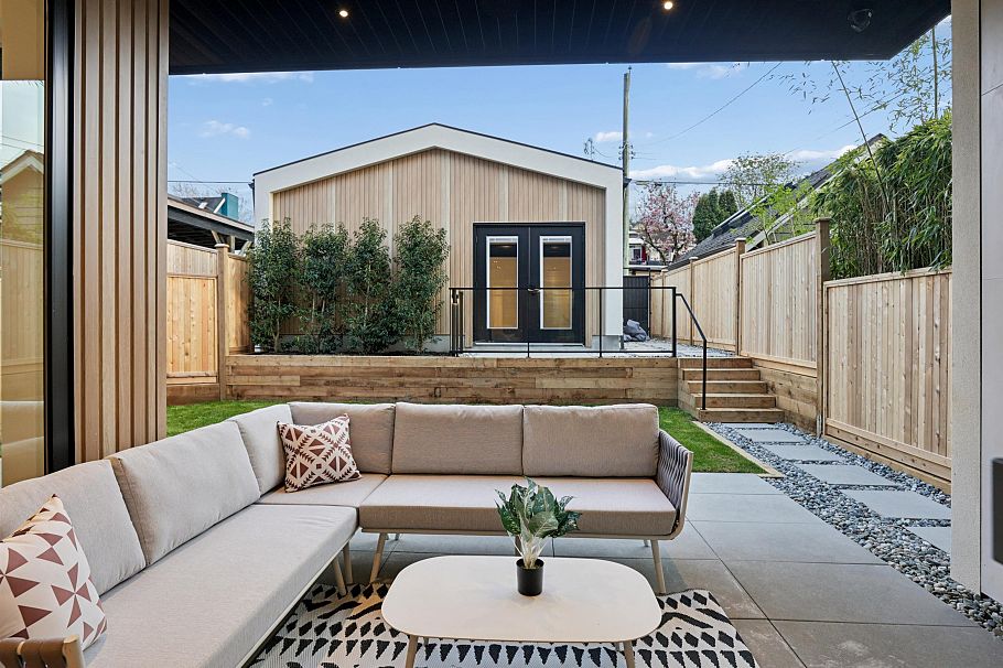 2 2130 E 2 Avenue Vancouver, BC - 25