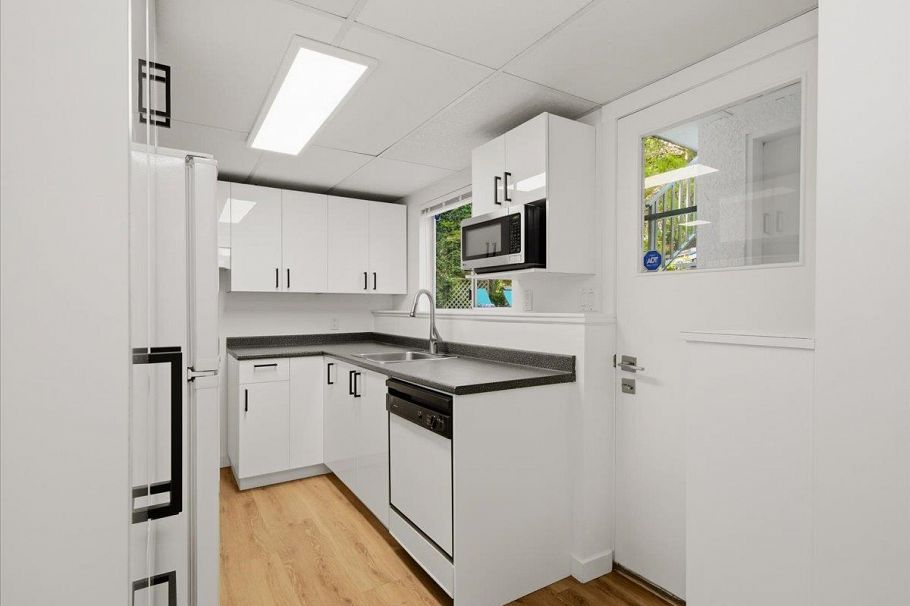 1392 Chamberlain Drive North Vancouver, BC - 24