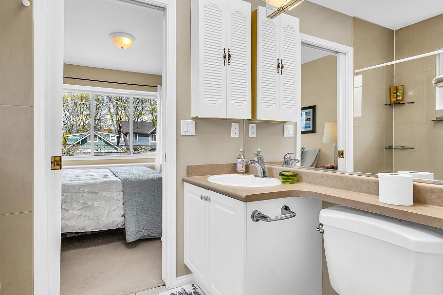 3263 W 14th Avenue Vancouver, BC - 32