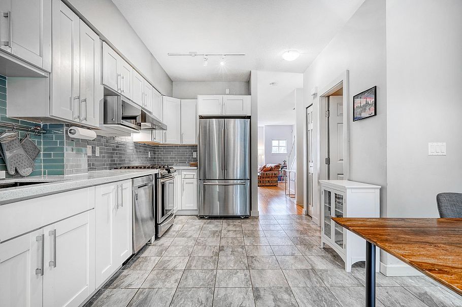 3264 Clermont Mews Vancouver, BC - 1