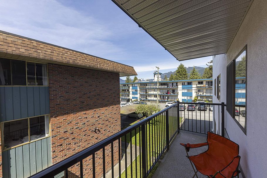 208 160 E 19th Street North Vancouver, BC - 25