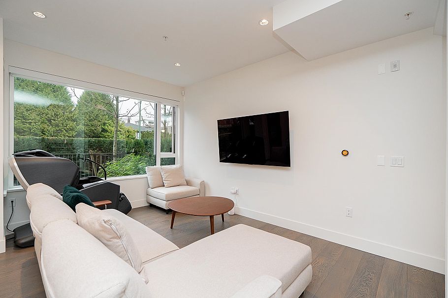 6840 Oak Street Vancouver, BC - 3