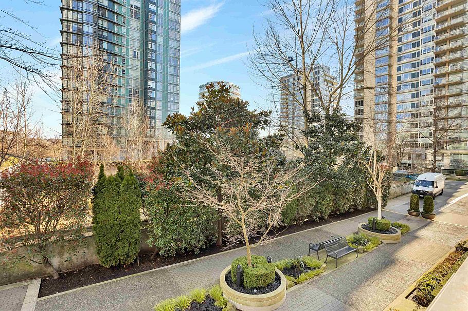 1455 Strathmore Mews Vancouver, BC - 2