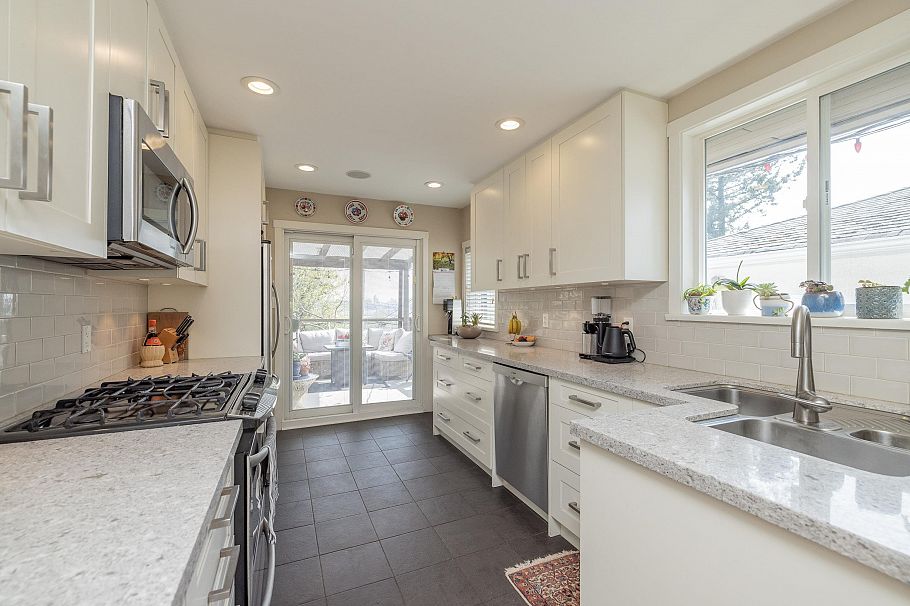 1119 Cloverley Street North Vancouver, BC - 8