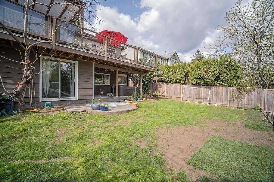 1119 Cloverley Street North Vancouver, BC - 32