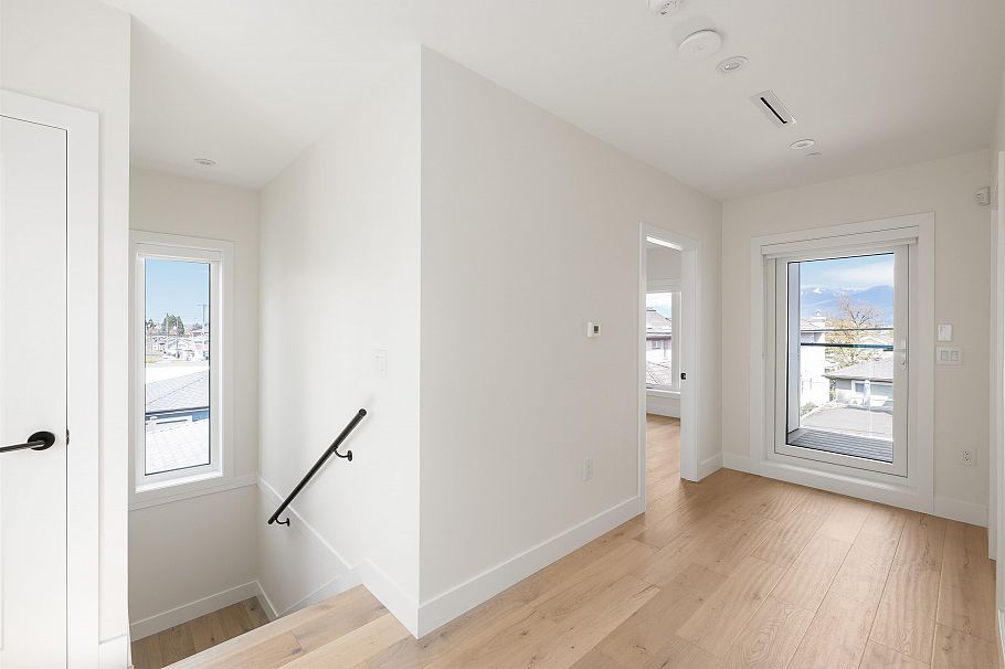 3143 E 19 Avenue Vancouver, BC - 11