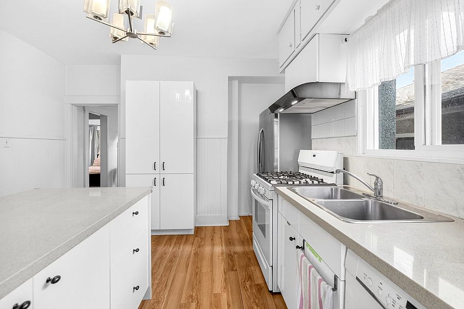 2975 W 8th Avenue Vancouver, BC - 16