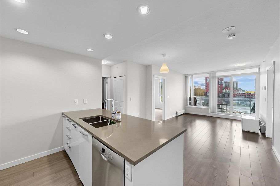 901 3281 E Kent Avenue North Vancouver, BC - 2