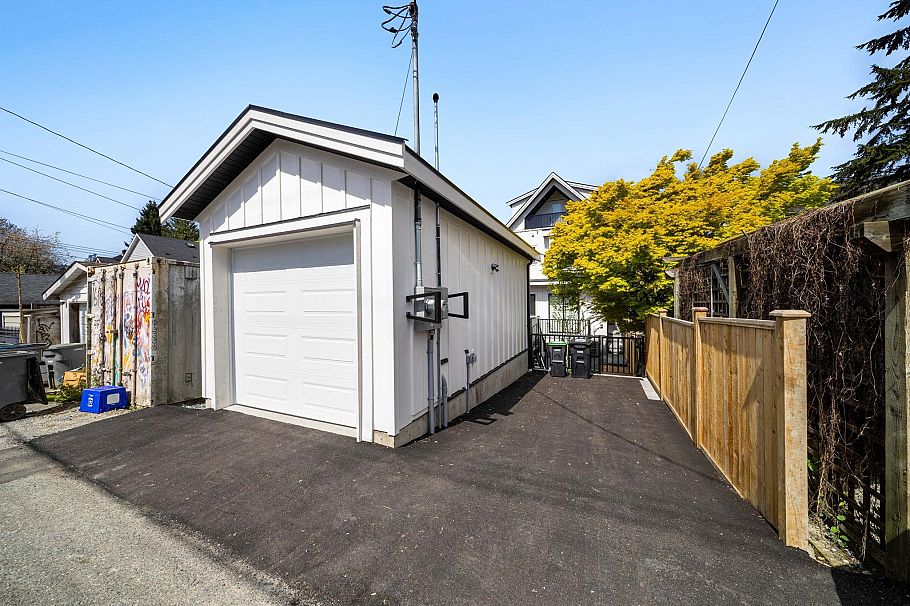 1 1620 E 11th Avenue Vancouver, BC - 33