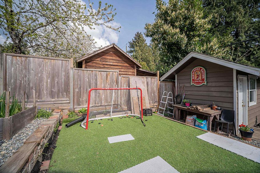 1119 Cloverley Street North Vancouver, BC - 34