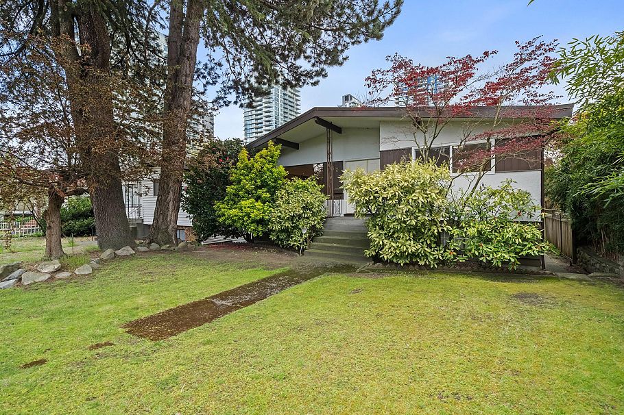532 W 64th Avenue Vancouver, BC - 1
