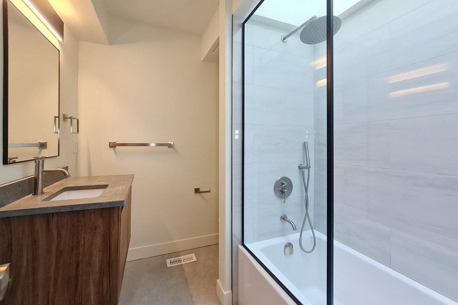790 W 68th Avenue Vancouver, BC - 4