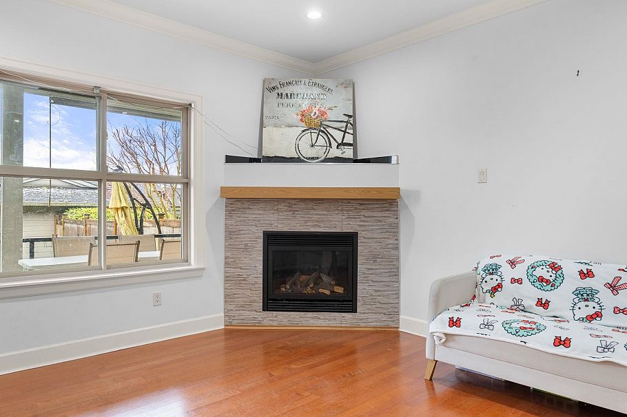 341 E 8th Street North Vancouver, BC - 15